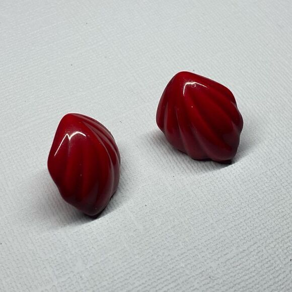 Vintage Red Seashell Stud Earringss - Picture 2 of 5